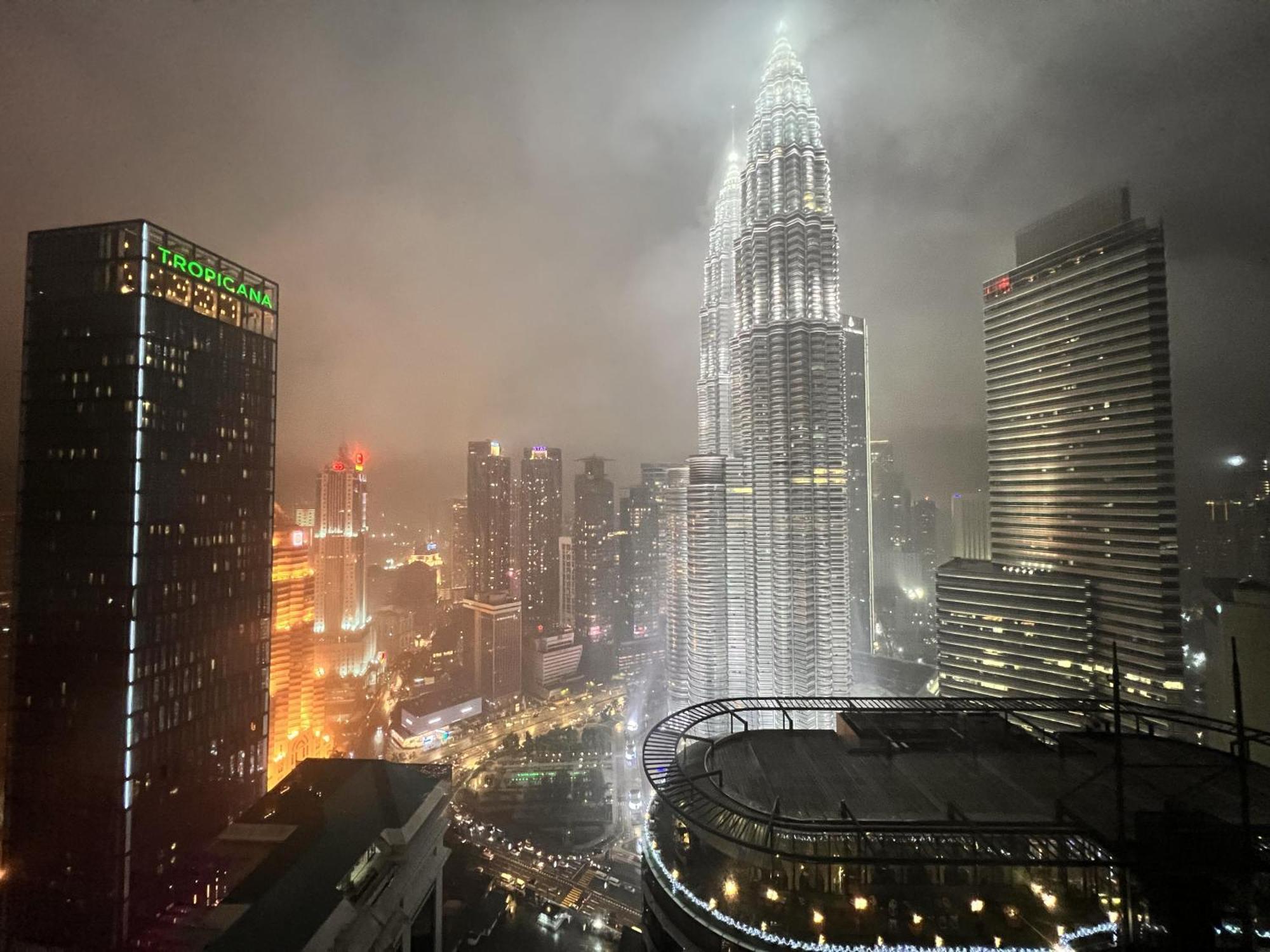 Sky Suites At Klcc By Mitstay Kuala Lumpur Exterior photo